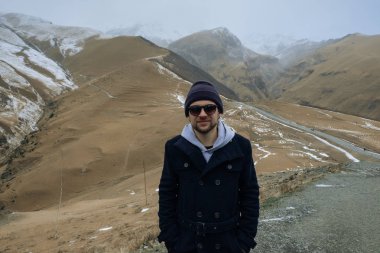 Wanderlust zamanı. Gürcistan'da güzel dağlarda yürüyüş adam