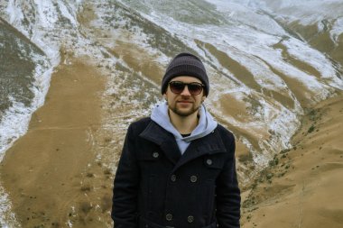 Wanderlust zamanı. Gürcistan'da güzel dağlarda yürüyüş adam