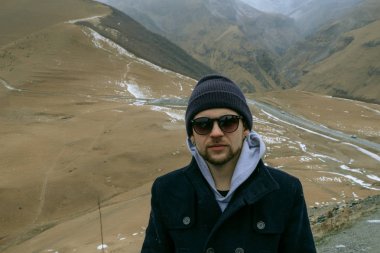 Wanderlust zamanı. Gürcistan'da güzel dağlarda yürüyüş adam