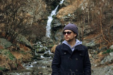 Karla kaplı zirvelerin arka planına karşı dağlarda gezgin. Kazbek Dağı, Gürcistan