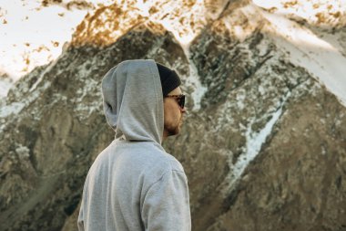 Ufukta Sun'ı izleyen yürüyüşçü. Güzel an mucize o