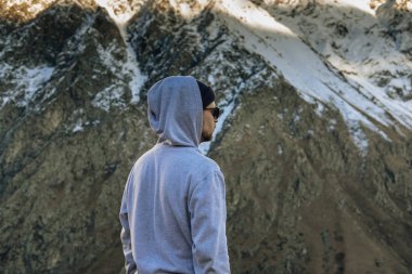 Ufukta Sun'ı izleyen yürüyüşçü. Güzel an mucize o