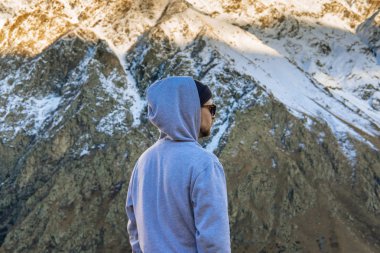 Ufukta Sun'ı izleyen yürüyüşçü. Güzel an mucize o
