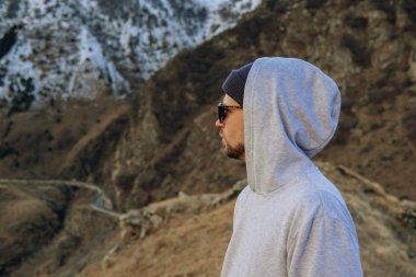 Ufukta Sun'ı izleyen yürüyüşçü. Güzel an mucize o