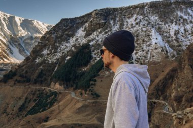 Ufukta Sun'ı izleyen yürüyüşçü. Güzel an mucize o