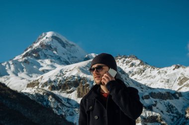 Karla kaplı pe fonuna karşı dağlarda Gezgin