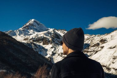 Karla kaplı pe fonuna karşı dağlarda Gezgin