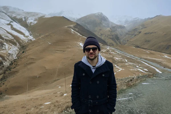 Fernweh-Zeit. Mann wandert in wunderschönen Bergen in Georgien — Stockfoto