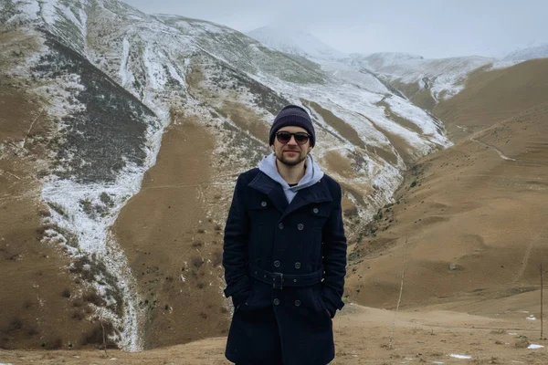 Fernweh-Zeit. Mann wandert in wunderschönen Bergen in Georgien — Stockfoto