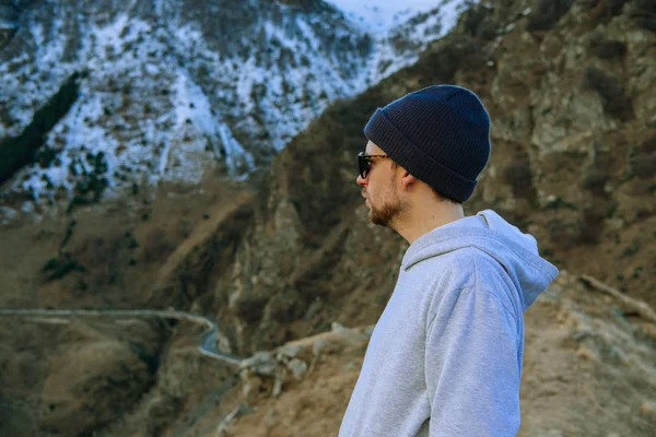 Wanderer am Felsenende über dem Tal. Mann wacht über Nebel und Herbst — Stockfoto