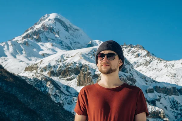 Путешественник в горах на фоне заснеженных гор — стоковое фото