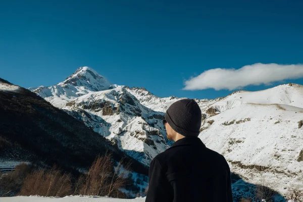 雪に覆われたpeを背景に山の旅人 — ストック写真