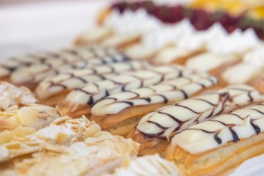 Cafe masa bardak kahve, eklerleri ve kek ile