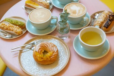 Cafe masa bardak kahve, eklerleri ve kek ile