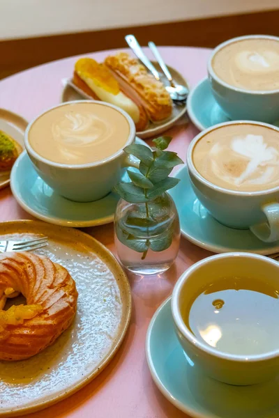 Mesa de café con tazas de café, pasteles y tarta — Foto de Stock