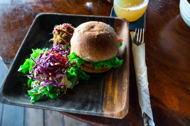 Ahşap masa lezzetli vejetaryen burger ile kurulu