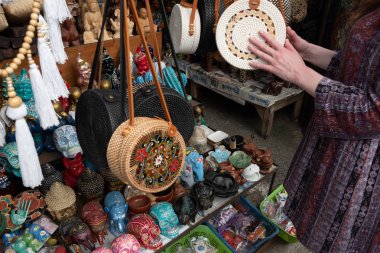 Ubud, Bali 'deki yerel pazarda hediyelik eşyalar