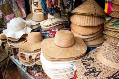 Ubud, Bali 'deki yerel pazarda hediyelik eşyalar