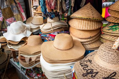 Ubud, Bali 'deki yerel pazarda hediyelik eşyalar