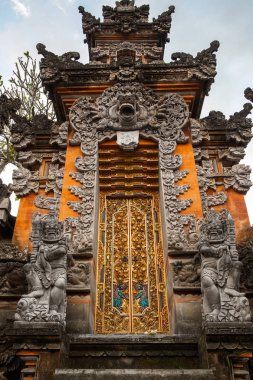 Ubud, Bali, Endonezya geleneksel renkli Bali tarzı kapı