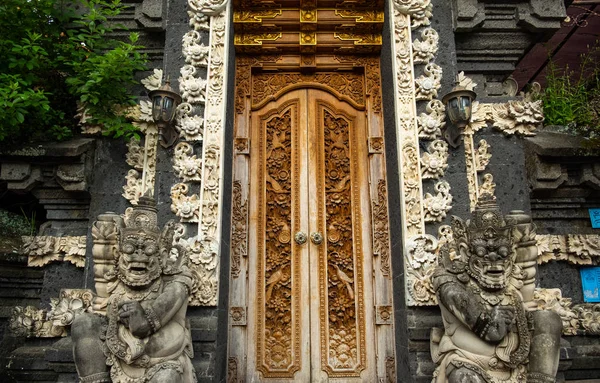 Tropisk fågel prydnad dörr i Bali, Indonesien — Stockfoto