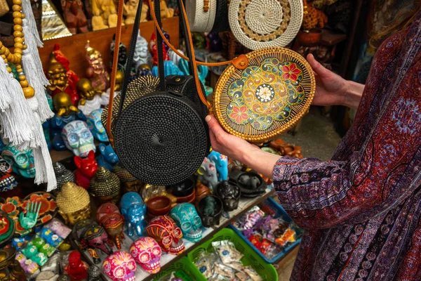 Souvenirs op de lokale markt in Ubud, Bali — Stockfoto
