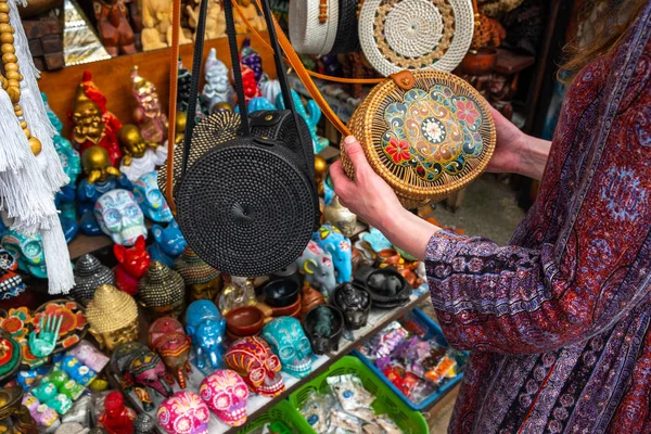 Souvenirs op de lokale markt in Ubud, Bali — Stockfoto