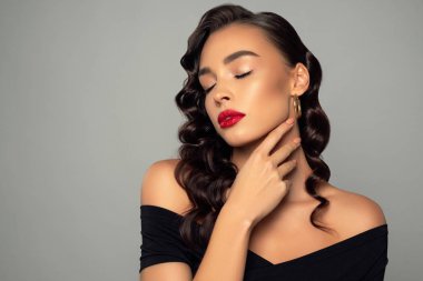 Dalgalı saçlı güzel bir genç esmer moda portre bir