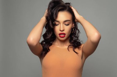 Dalgalı saçlı güzel bir genç esmer moda portre bir