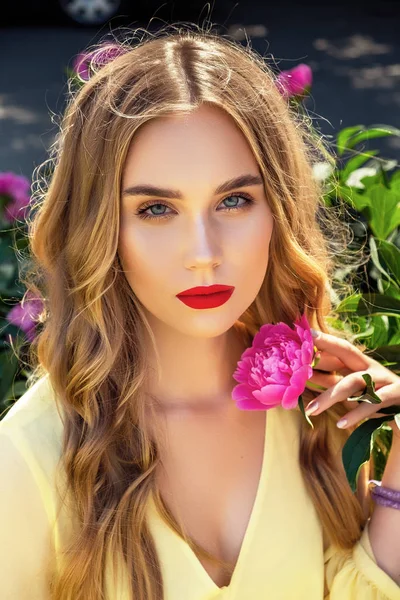 Ritratto di moda di una bella bionda con rossetto rosso con pe — Foto Stock