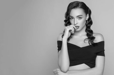 Parlak bir göz yaratıcı ma ile genç bir kadının Moda portre