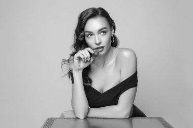 Dalgalı saç ve kırmızı ruj ile Genç güzel esmer st yiyor