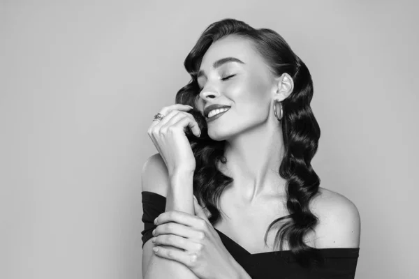 Модный портрет красивой молодой брюнетки с восковыми волосами — стоковое фото