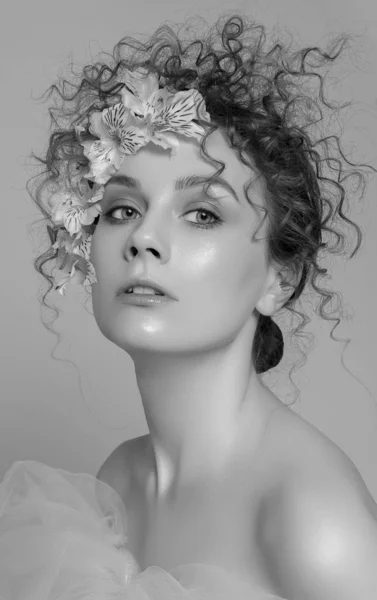 Retrato de moda de una mujer joven con un ojo brillante ma creativa —  Fotos de Stock