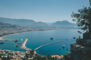 Alanya yarımadasında marina ve kızıl kule ile peyzaj, Antalya