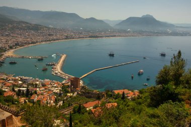 Alanya yarımadasında marina ve Kızıl Kule kulesi ile peyzaj, 