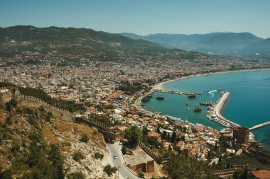 Alanya yarımadasında marina ve Kızıl Kule kulesi ile peyzaj, 