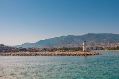 Türk fla ile Alanya limanının manzara ve deniz feneri görünümü