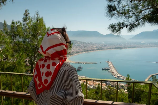 Mädchen bewundert die Aussicht auf das Meer und die Berge in alanya, — Stockfoto