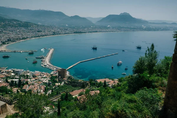 Landschaft mit Yachthafen und Kizil-Kule-Turm auf der Halbinsel Alanya, — Stockfoto