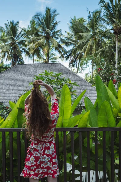 在巴厘岛的别墅里穿红色连衣裙的女孩 — 图库照片