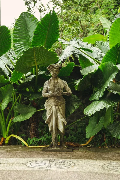 Estatua en el Palacio del Agua de Tirtagangga en Bali, Indonesia . — Foto de Stock