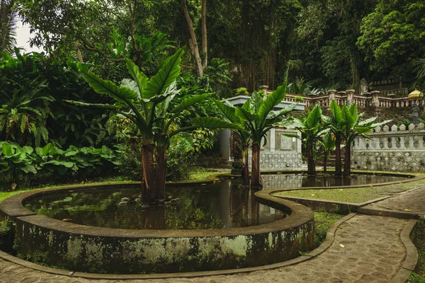 印度尼西亚巴厘岛蒂尔塔冈加水宫雕像. — 图库照片