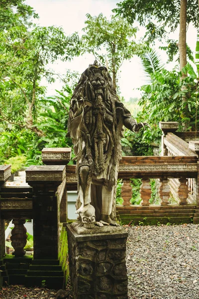 Estatua en el Palacio del Agua de Tirtagangga en Bali, Indonesia . — Foto de Stock