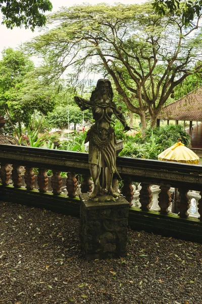 Статуя в Тиртагангском дворце воды на Бали, Индонезия . — стоковое фото