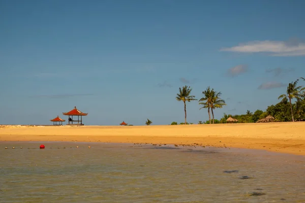 Indonezia plajă cu nisip alb și ocean. Conceptul de turism — Fotografie de stoc gratuită