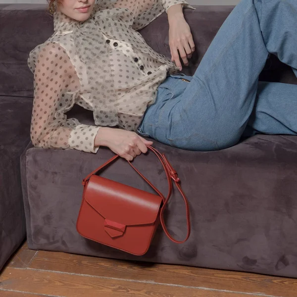 Bolsas de fotos. La chica sostiene una bolsa roja en sus manos. De moda c — Foto de Stock