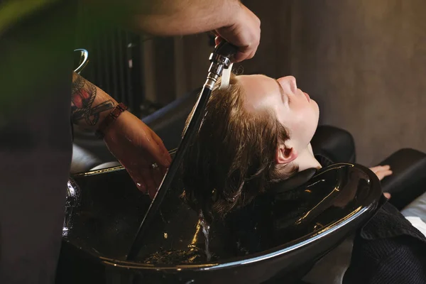 Mistrz myje głowę do klienta w Barbershop — Zdjęcie stockowe
