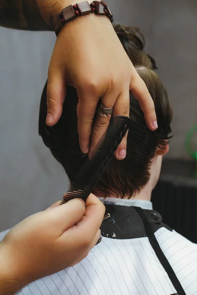 Details of trimming. Cropped closeup of a barber trimming the ba — Stock Photo, Image