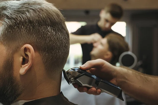 Details of trimming. Cropped closeup of a barber trimming the ba — Stock Photo, Image